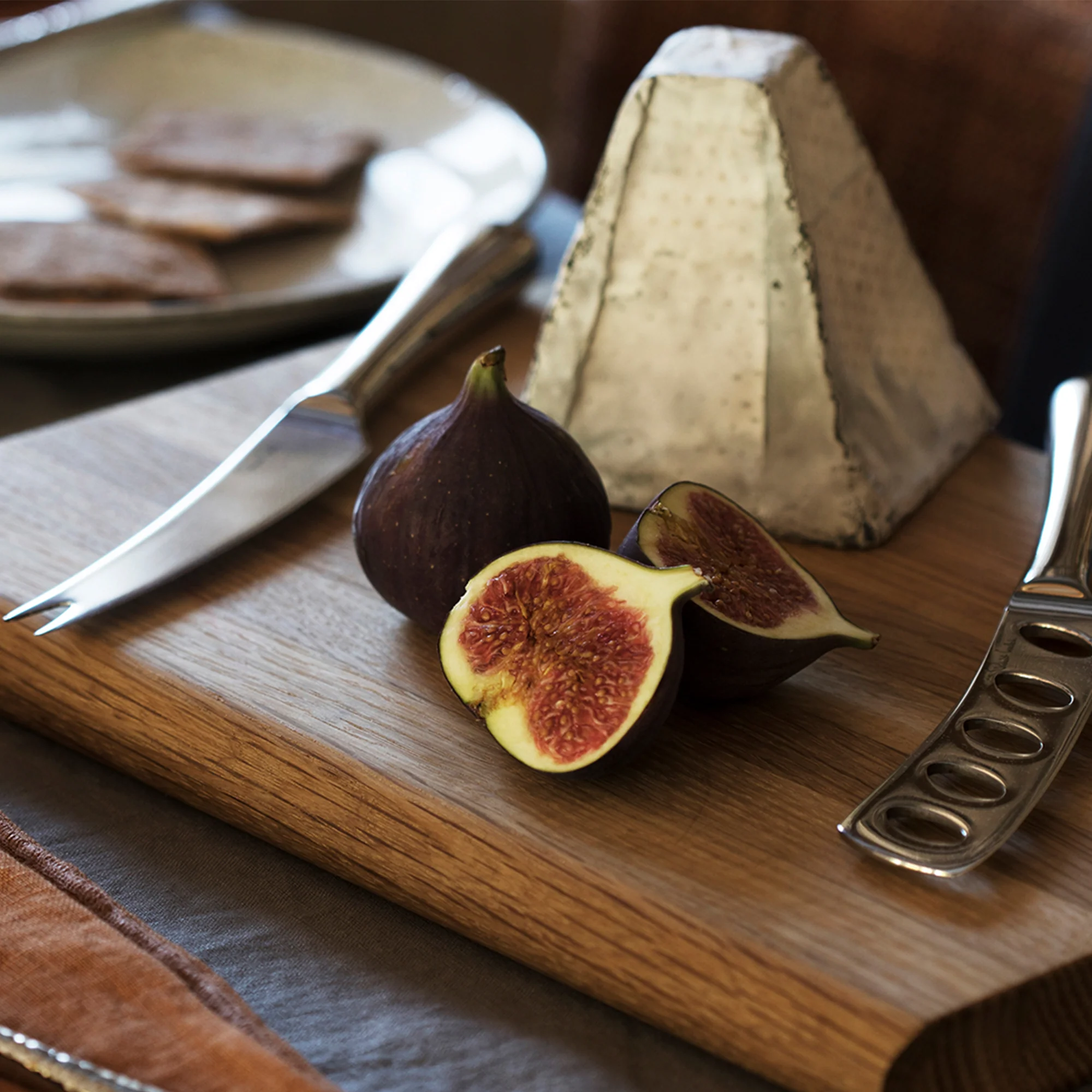 Radford Bright Gourmet Cheese Set with Oak Pebble Chopping Board 32cm, 5 Piece Set - Image 7