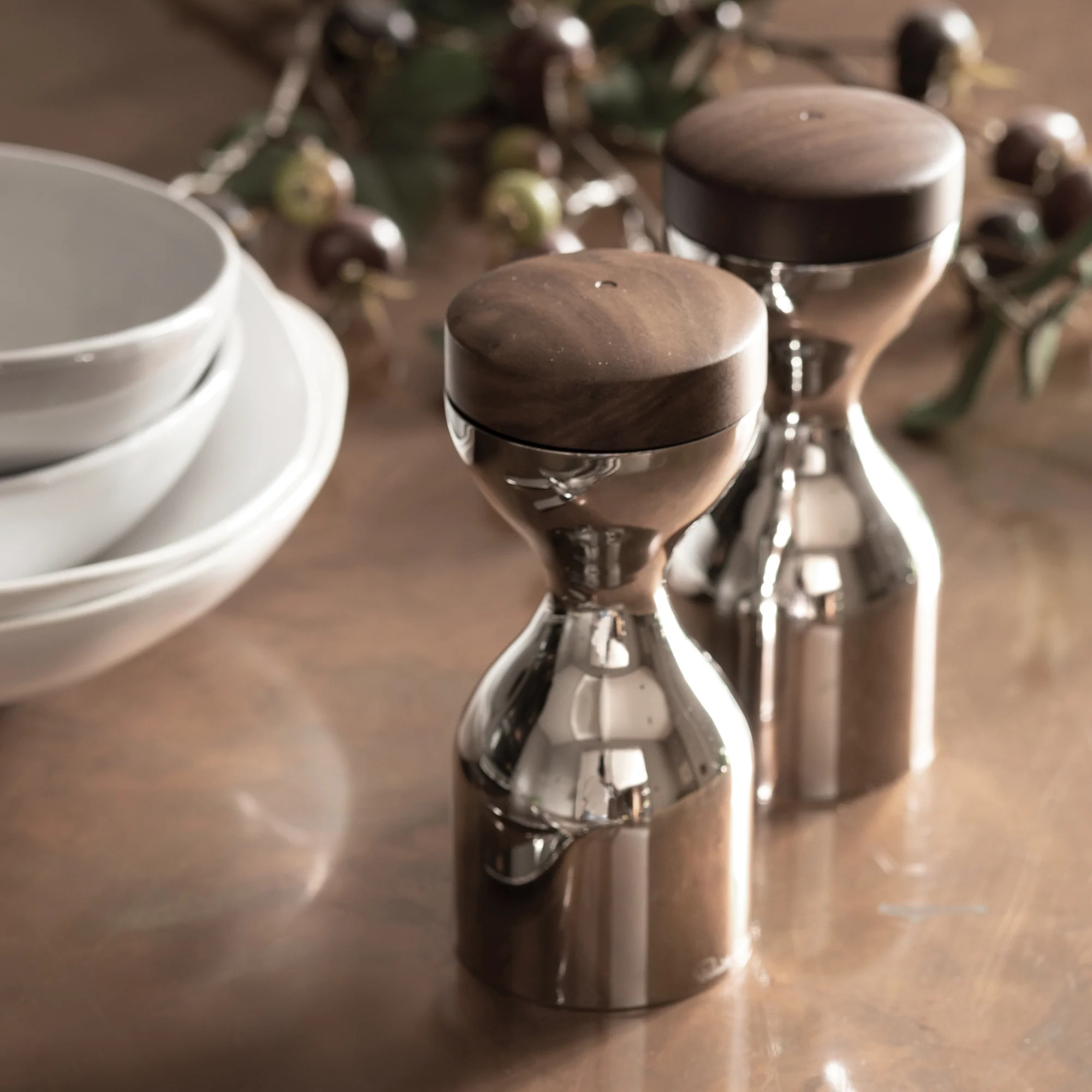 Limbrey Bright Salt & Pepper Mills & Bowl - Image 5