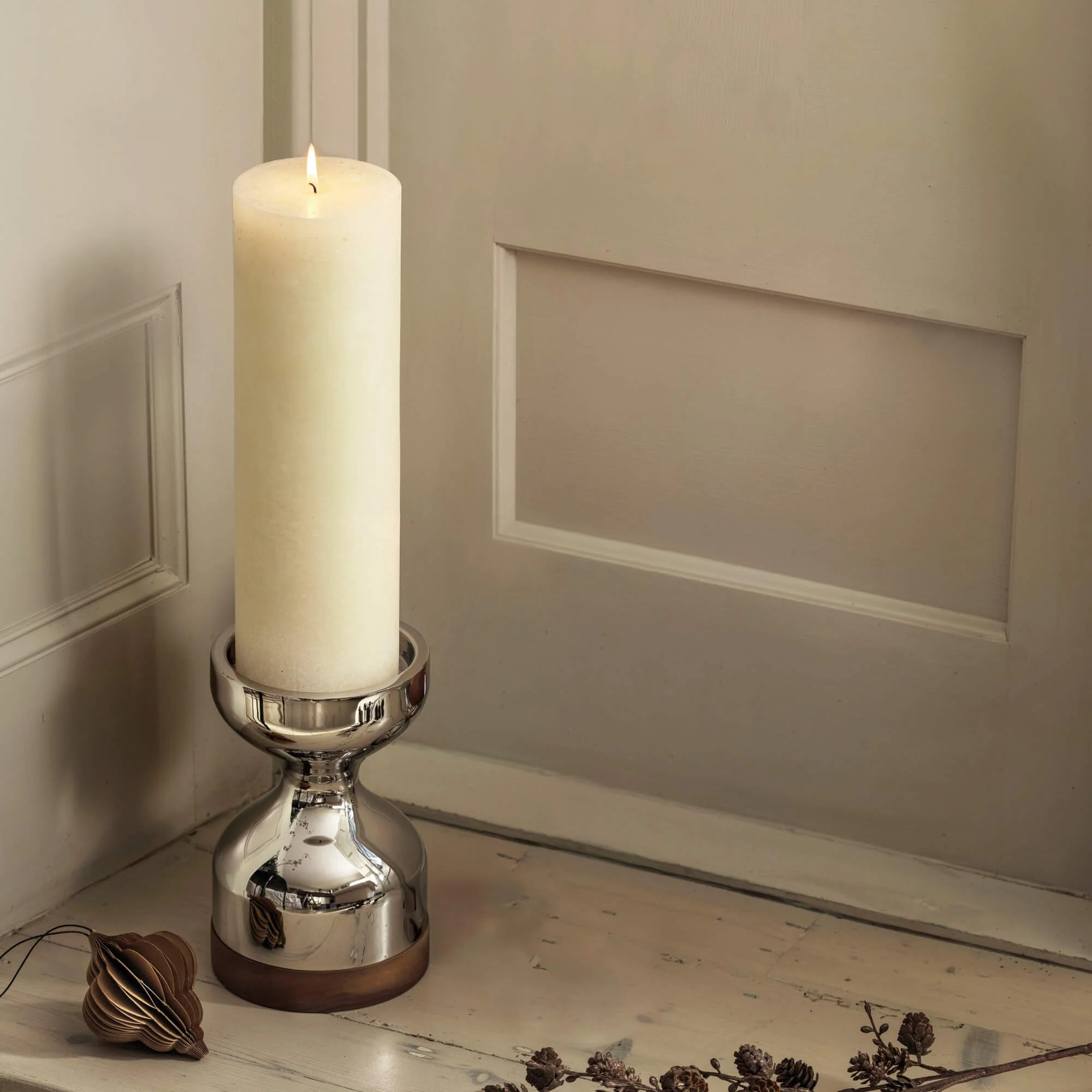 Soft Pearl Rustic Shine Pillar Candle 19cm - Image 2